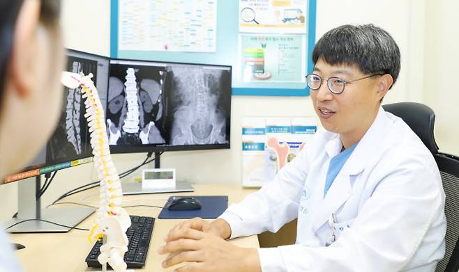 강릉아산병원 척추센터 박재우 교수가 척추 질환 종류에 대해 설명하고 있다.