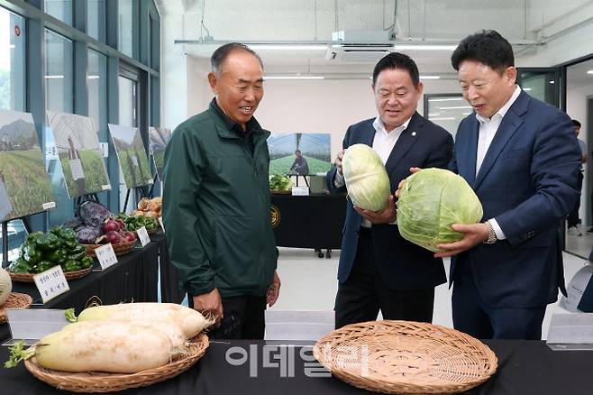 서태원 군수(오른쪽)와 관계자들이 친환경농산물을 살펴보고 있다.(사진=가평군 제공)
