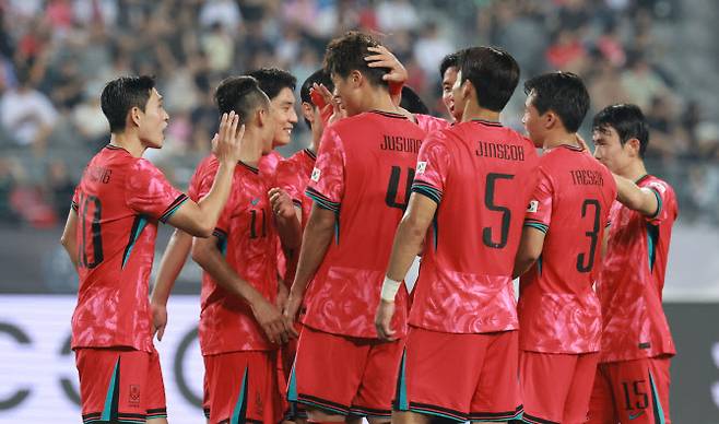 7일 경기도 용인미르스타디움에서 열린 2025년 동아시아축구연맹(EAFF) E-1 챔피언십(동아시안컵) 남자부 한국과 중국의 경기. 후반전 한국 김주성이 팀 세번째 골을 넣고 동료선수들과 기뻐하고 있다. 사진=연합뉴스