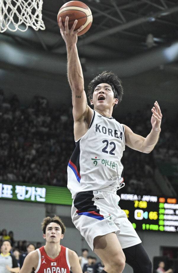한국 농구대표팀 여준석이 일본과 평가전에서 골밑슛을 성공시키고 있다. 사진=대한민국농구협회