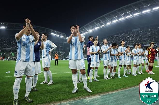 Ulsan HD players who say hello to fans after the game