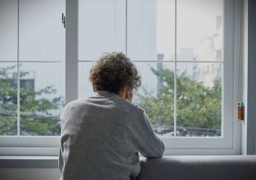 치매 예방에 도움이 되는 것은 신체활동(운동)이 꼽힌다. 혈액순환이 좋아져 뇌혈관에도 이롭다, 새로운 언어를 배우는 외국어 공부, 손을 사용하는 일기 쓰기-그림 그리기-뜨개질도 좋다. [사진=게티이미지뱅크]