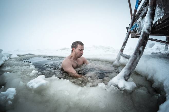 콜드플런지는 차가운 물에 몸을 잠시 담가 신체 회복과 활력을 도모하는 냉수 요법이다. [사진=게티이미지뱅크]