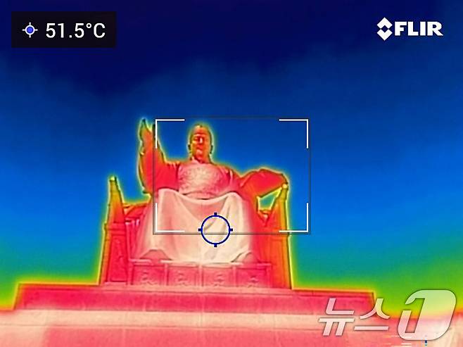 서울 종로구 광화문광장 세종대왕상이 51도를 나타내고 있다. 열화상카메라 화상은 온도가 높을수록 붉은색으로 나타나며 상대적으로 온도가 낮은 곳은 푸른색으로 나타난다. (열화상 카메라 촬영) 2024.6.18/뉴스1 ⓒ News1 신웅수 기자