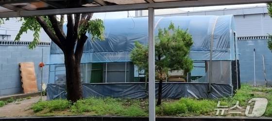 보은소방서장이 소방서 내에 개인적으로 설치한 불법 닭장.(독자제공. 재판매 및 DB금지)/뉴스1