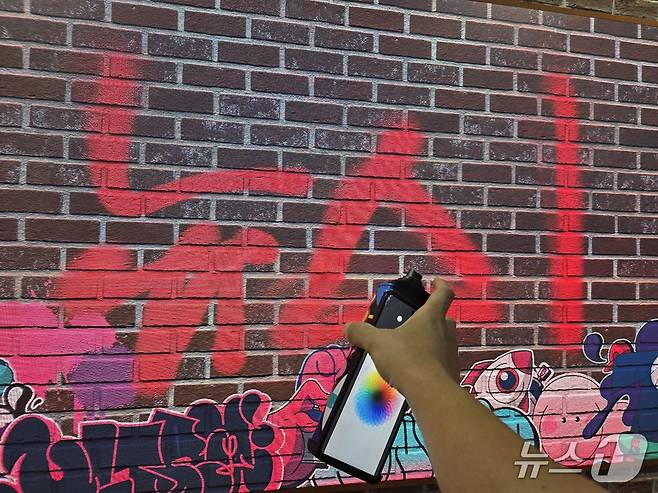 디지털 그래피티 월에는 갤럭시Z플립7으로 원하는 그림을 그려볼 수 있다.2025.07.10. /뉴스1 김정현 기자