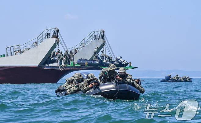육군 특수전사령부 예하 귀성부대는 지난 7일부터 충남 태안 안면도 일대에서 폭염을 극복하며 해상침투훈련을 실시했다고 11일 밝혔다. 귀성부대 특전대원들이 모선에서 고무보트를 활용해 이탈하는 이함훈련을 실시하고 있다. (육군 제공. 재판매 및 DB 금지) 2025.7.11/뉴스1