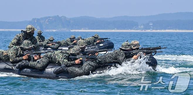 육군 특수전사령부 예하 귀성부대는 지난 7일부터 충남 태안 안면도 일대에서 폭염을 극복하며 해상침투훈련을 실시했다고 11일 밝혔다. 귀성부대 특전대원들이 고무보트를 활용한 해상고속침투 훈련을 실시하고 있다. (육군 제공. 재판매 및 DB 금지) 2025.7.11/뉴스1