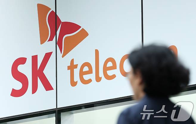 정부가 SK텔레콤 해킹 사고 조사 결과를 토대로 위약금 면제 규정 적용이 가능하다고 밝힌 4일 오후 서울의 한 SKT 공식매장을 찾은 시민이 상담을 받고 있다. 2025.7.4/뉴스1 ⓒ News1 장수영 기자