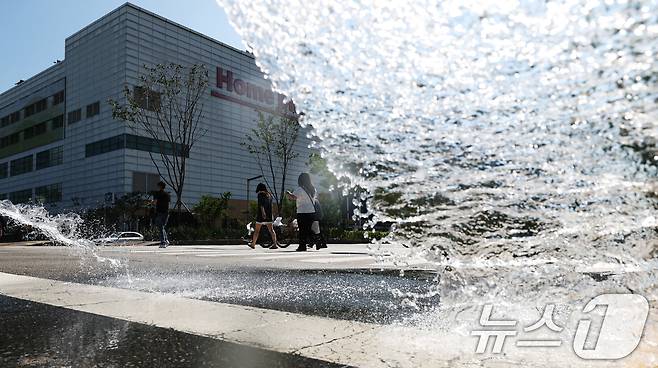 연일 폭염이 이어지고 있는 11일 경기 수원시 팔달구 수원시청 인근에서 구청 관계자가 살수차를 이용해 물을 뿌리고 있다. 2025.7.11/뉴스1 ⓒ News1 김영운 기자