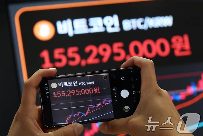 가상화폐 대장주 비트코인이 연일 신고가를 경신하는 가운데 11일 오전 서울 서초구 빗썸라운지 강남본점 전광판에 비트코인 거래 가격이 표시되고 있다.  2025.7.11/뉴스1 ⓒ News1 오대일 기자