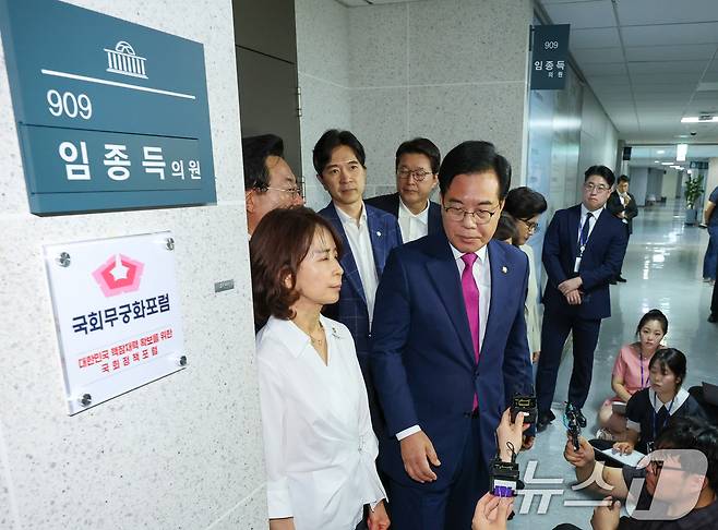 송언석 국민의힘 비상대책위원장 겸 원내대표가 11일 서울 여의도 국회 의원회관 임종득 국민의힘 의원 사무실 앞에서 해병대원 특검팀의 임 의원실 압수수색을 규탄한 뒤 이석하고 있다. 2025.7.11/뉴스1 ⓒ News1 안은나 기자