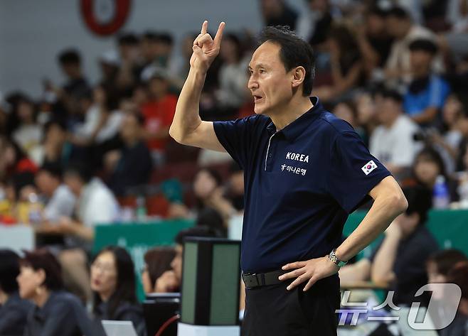 11일 오후 경기도 안양 정관장 체육관에서 열린 하나은행 초청 2025 남자농구 국가대표 평가전 대한민국과 일본의 경기에서 안준호 감독이 작전 지시를 하고 있다. 2025.7.11/뉴스1 ⓒ News1 박정호 기자