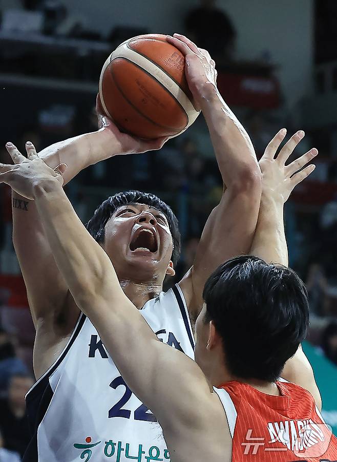 11일 오후 경기도 안양 정관장 체육관에서 열린 하나은행 초청 2025 남자농구 국가대표 평가전 대한민국과 일본의 경기에서 여준석이 일본 카와시마 유토의 수비를 피해 골밑슛을 던지고 있다. 2025.7.11/뉴스1 ⓒ News1 박정호 기자