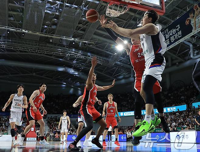 11일 오후 경기도 안양 정관장 체육관에서 열린 하나은행 초청 2025 남자농구 국가대표 평가전 대한민국과 일본의 경기에서 이현중이 패스를 하고 있다. 2025.7.11/뉴스1 ⓒ News1 박정호 기자