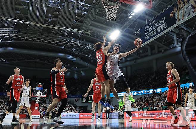 11일 오후 경기도 안양 정관장 체육관에서 열린 하나은행 초청 2025 남자농구 국가대표 평가전 대한민국과 일본의 경기에서 이현중이 골밑 슛을 던지고 있다. 2025.7.11/뉴스1 ⓒ News1 박정호 기자
