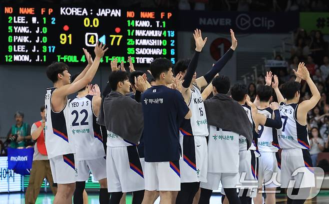 11일 오후 경기도 안양 정관장 체육관에서 열린 하나은행 초청 2025 남자농구 국가대표 평가전 대한민국과 일본의 경기에서 91대 77로 승리한 대한민국 대표팀 선수들이 자축하고 있다. 2025.7.11/뉴스1 ⓒ News1 박정호 기자