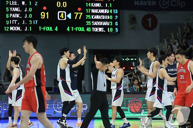 11일 오후 경기도 안양 정관장 체육관에서 열린 하나은행 초청 2025 남자농구 국가대표 평가전 대한민국과 일본의 경기에서 91대 77로 승리한 대한민국 대표팀 선수들이 자축하고 있다. 2025.7.11/뉴스1 ⓒ News1 박정호 기자