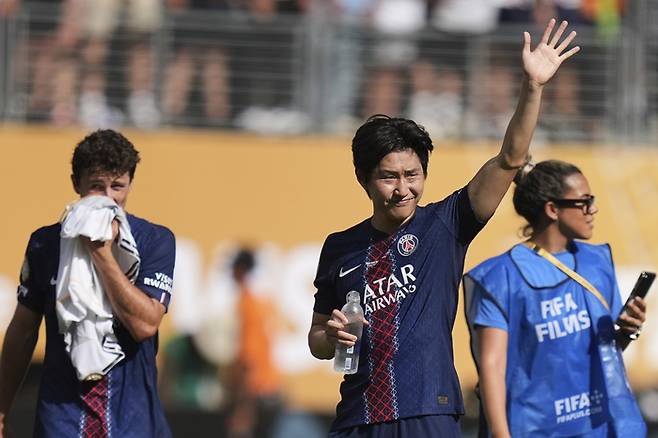 PSG의 이강인이 10일 멧라이프 스타디움에서 열린 클럽 월드컵 준결승전에서 손을 들어 보이고 있다.  AP연합뉴스