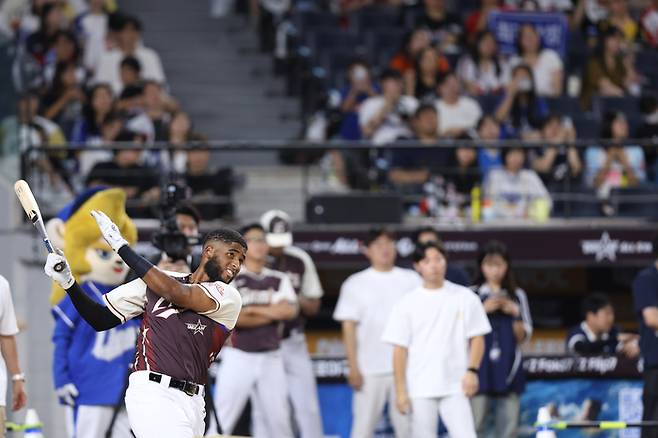 삼성 디아즈가 11일 대전 한화생명 볼파크에서 열린 2025 KBO 올스타전 홈런더비에서 타격하고 있다. 사진 | 삼성 라이온즈