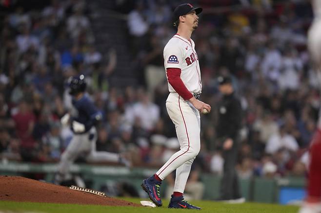 보스턴 레드삭스 워커 뷸러가 11일(한국시각) 펜웨이파크에서 열린 탬파베이 레이스전에서 4회초 김하성에게 투런홈런을 허용한 뒤 허탈한 표정으로 외야를 바라보고 있다. AP연합뉴스