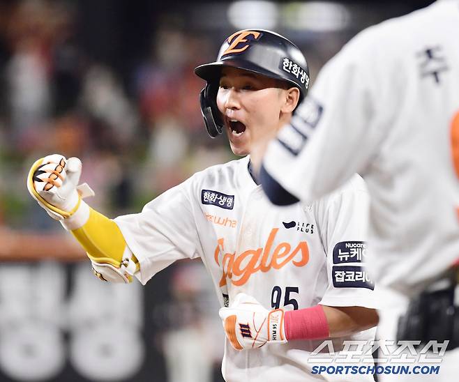 10일 대전 한화생명 볼파크에서 열린 한화와 KIA의 경기. 9회말 무사 1루. 안타를 날린 한화 황영묵. 대전=송정헌 기자songs@sportschosun.com/2025.07.10/