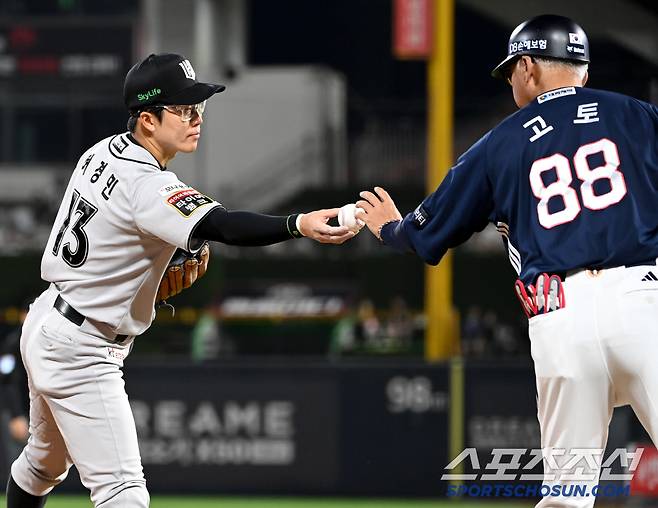 28일 수원KT위즈파크에서 열린 두산과 KT의 경기, 6회초 두산 김준상이 프로 데뷔 첫 안타를 날렸다. KT 허경민이 김준상의 첫 안타 기념구를 고토 코치에게 건네고 있다. 수원=허상욱 기자wook@sportschosun.com/2025.05.28/