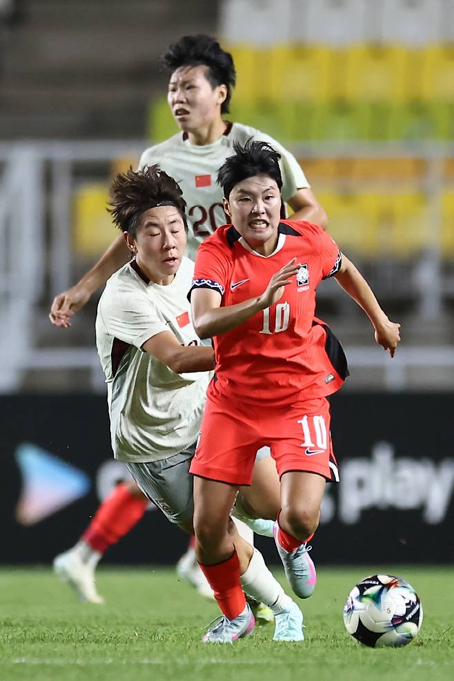 돌파하는 지소연

    (서울=연합뉴스) 윤동진 기자 = 9일 수원월드컵경기장에서 열린 2025 동아시아축구연맹(EAFF) E-1 챔피언십(동아시안컵) 여자부 대한민국 대 중국 경기. 한국 지소연이 드리블 돌파를 하고 있다. 2025.7.9