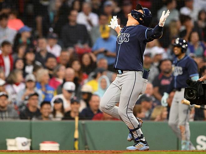 김하성이 4회 홈런을 터뜨린 뒤 양 팔을 벌리는 세리머니를 하며 홈을 밟고 있다. AFP연합뉴스