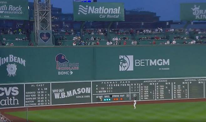4회초 김하성이 친 홈런을 보스턴 좌익수 재런 두란 쳐다보고 있다. 사진=MLB.TV 캡처