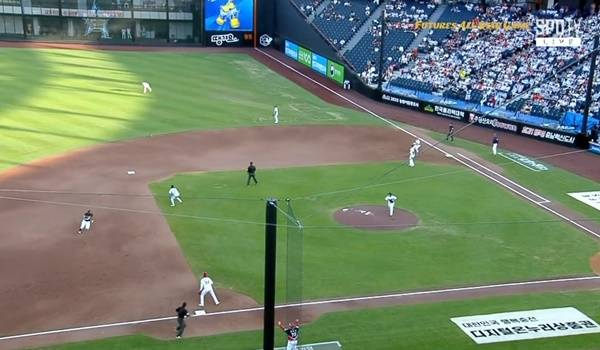 3루를 향해 강한 송구를 뿌리는 우익수 이승민. ⓒSPOTV 중계화면 캡처