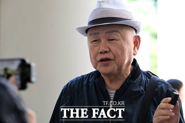 공판 출석 전 라이브 방송 하는 안해욱 전 한국초등학교태권도연맹 회장.