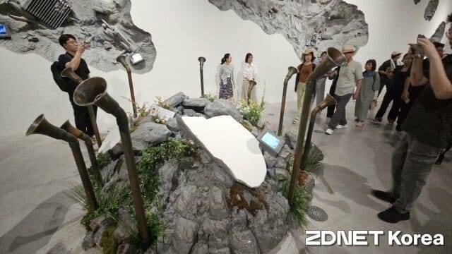 숨결을 불어 넣는 파이프와 콘크리트 오브제로 체혐형 전시가 꾸며져 있었다. (사진=한정호 기자)