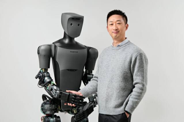 휴머노이드 로봇 '이그리스'와 노승준 로브로스 대표 (사진=로브로스)