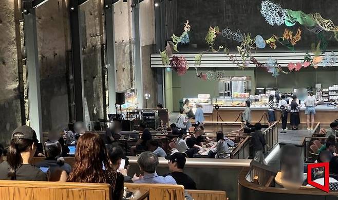 경동시장 내 폐극장을 리모델링한 스타벅스에 사람들이 붐비는 모습. 이은서 기자.