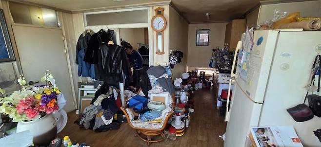 11일 오후 광주 남구 월산동 원삼실씨 집에 잡동사니가 쌓여 있다. 민찬기 기자