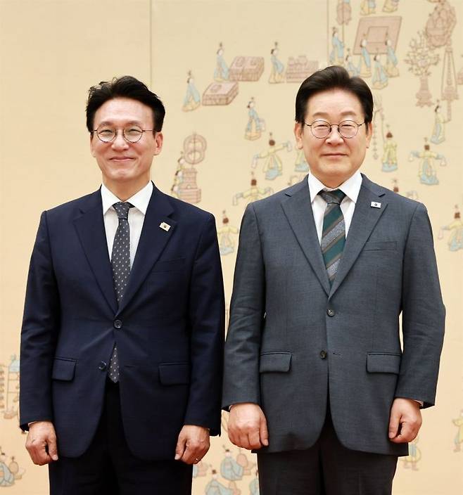 이재명 대통령이 4일 용산 대통령실에서 김민석 국무총리에게 임명장을 수여한 후 기념촬영을 하고 있다. 대통령실통신사진기자단 연합뉴스