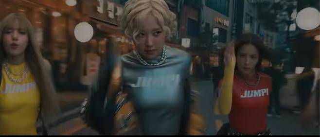 “닭다리 잡고 삐약삐약”… 블랙핑크 신곡 MV 논란 (사진: 블랙핑크 채널)