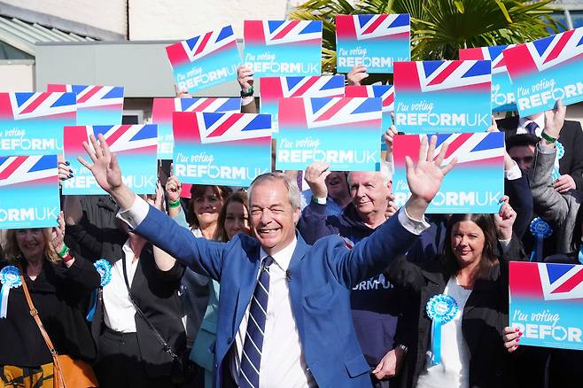 지난 4월 15일 나이젤 패라지 영국개혁당 대표가 영국 모페스에서 지방선거 유세 중 포즈를 취하고 있다. /AP 연합뉴스