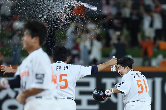 10일 오후 대전 한화생명 볼파크에서 열린 프로야구 '2025 신한 SOL뱅크 KBO 리그' 기아 타이거즈와 한화 이글스 경기에서 9회말 2사 만루 상황 한화 문현빈이 끝내기 안타를 치고 환호하고 있다. /뉴스1