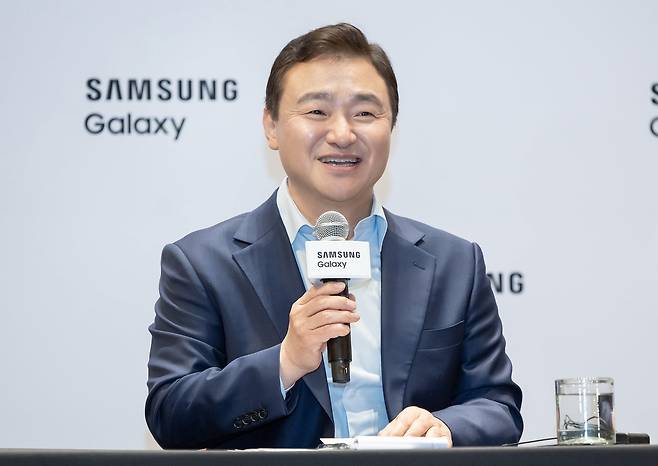 노태문 삼성전자 DX부문장 직무대행이 9일 미국 뉴욕에서 열린 '갤럭시 언팩(공개) 2025' 행사 직후 기자 간담회에서 발언하고 있다. /삼성전자