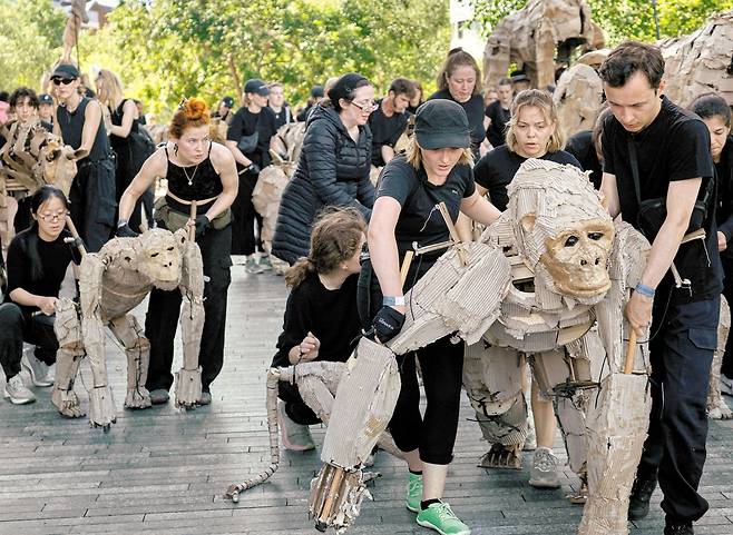 공공예술 프로젝트 '더 허즈(The Herds)'의 실제 크기 동물 퍼핏 행렬이 지난달 27일 영국 런던 포터스 필드 공원을 지나며 시민들과 만나고 있다. 아프리카에서 출발해 북극권까지 2만여 ㎞를 이동 중인 이 행렬은 기후 변화로 서식지를 빼앗기고 있는 동물들이 직접 전하는 경고의 메시지다. /AP연합뉴스