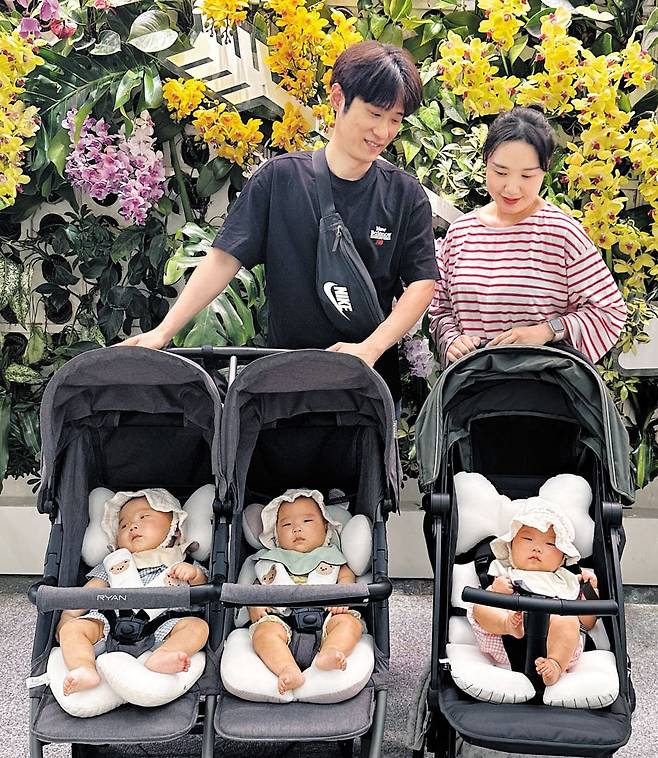 지난달 7일 오주희(뒷줄 오른쪽)·고요한 부부가 세쌍둥이인 우주, 은별, 은하(앞줄 왼쪽부터)를 유모차에 태우고 국립세종수목원으로 나들이 갔을 때 모습. 남편 고씨는 "세쌍둥이를 키운다고 하면 사람들로부터‘정말 힘들겠다’는 말을 많이 듣는다"며 "물론 힘든 것도 있지만 아이들이 주는 행복감은 이보다 훨씬 크다"고 했다. /오주희씨 제공