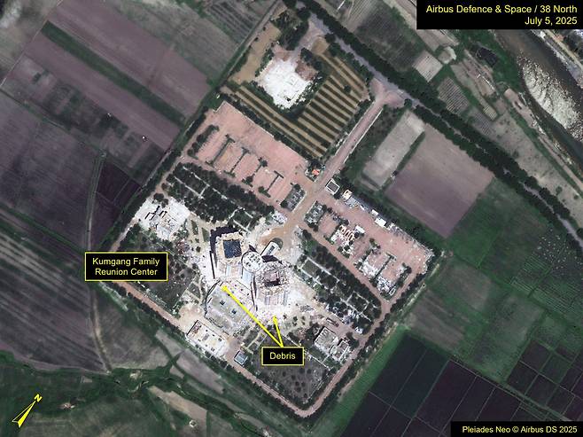 유럽 항공우주업체 에어버스가 운영하는 플레이아데스 지구근접물체(NEO)가 지난 5일 위성으로 촬영한 북한 금강산관광지구 이산가족면회소. 부지 곳곳에 건물 철거 잔해가 흩어진 모습이 보인다./38노스 갈무리