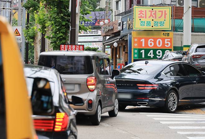 29일 서울 시내 한 주유소에서 주유하려는 차들이 대기하고 있다./연합뉴스