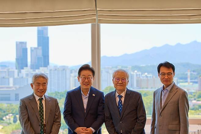 이재명 대통령이 11일 서울 용산 대통령실 청사에서 열린 언론인 오찬 회동에서 참석자들과 함께 기념촬영을 하고 있다. 왼쪽부터 정규재 전 한국경제신문 주필, 이 대통령, 조갑제 전 월간조선 편집장, 이규연 홍보소통수석. /대통령실 제공