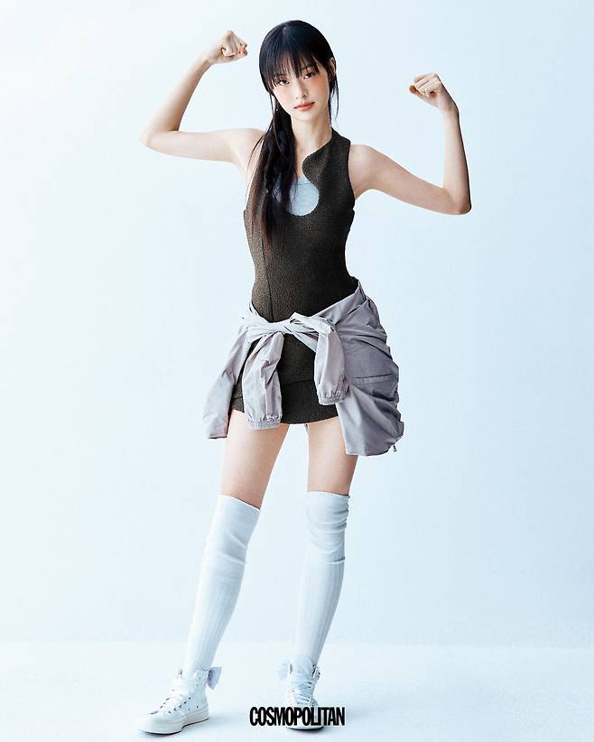 슬리브리스 미니드레스 Ferragamo. 이너 톱 Michael Michael Kors. 허리에 묶은 재킷 Athe Vane ssabruno. 스니커즈 Converse. 니삭스 스타일리스트 소장품.