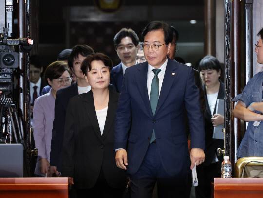 국민의힘 송언석 비상대책위원장 겸 원내대표와 윤희숙 신임 혁신위원장이 9일 서울 여의도 국회에서 열린 의원총회에 입장하고 있다. 연합뉴스