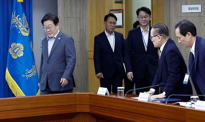 이재명 대통령이 10일 서울 용산 대통령실 청사에서 열린 3차 수석·보좌관 회의에 입장하고 있다. (대통령실통신사진기자단) ⓒ연합뉴스