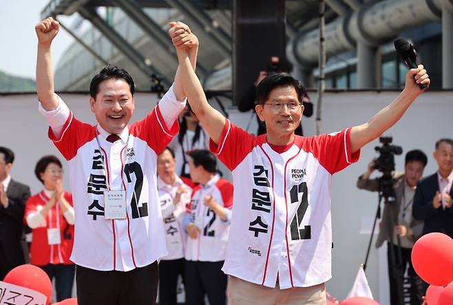 지난 21대 대선이 한창이던 5월 25일 당시 김문수 국민의힘 대선 후보(오른쪽)가 충남 보령군 대천역 광장에서 열린 집중유세에서 장동혁 의원과 함꼐 손을 맞잡으며 지지호소를 하고 있다. ⓒ뉴시스